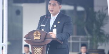 Wakil Gubernur Jawa Tengah Taj Yasin saat memimpin upacara peringatan Hari Bela Negara ke-77, di Halaman Kantor Gubernur Jateng, Jumat, 19 Desember 2025. (Humas Pemprov Jateng/Lingkarjateng.id)