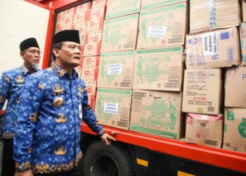 Gubernur Jawa Tengah, Ahmad Luthfi melakukan pengecekan bantuan logistik untuk korban bencana di Sumatra yang dikirim pada Senin, 12 Desember 2025. (Humas Pemprov Jateng/Lingkarjateng.id)