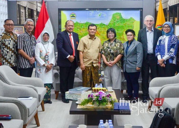 Akselerasi Pembangunan Daerah, Jateng Gaet Pemerintah Inggris Jadi Mitra Strategis 25 Gubernur Jawa Tengah, Ahmad Luthfi saat menerima Delegasi Kedutaan Besar Inggris dan tim Techne Praxis International di Kota Semarang, pada Jumat 5 Desember 2025. (Humas Pemprov Jateng/Lingkarjateng.id)