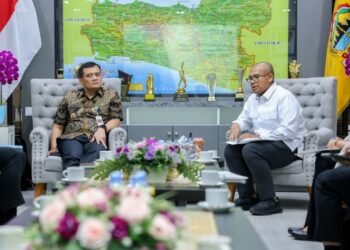 Gubernur Jawa Tengah Ahmad Luthfi mendengarkan rencana KPBU PJU dari Bupati Batang Faiz Kurniawan saat audiensi di Kantor Gubernur pada Selasa, 23 Desember 2025. (Humas Pemprov Jateng/Lingkarjateng.id)