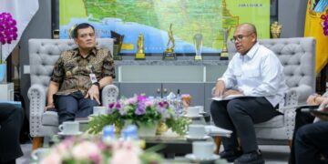 Gubernur Jawa Tengah Ahmad Luthfi mendengarkan rencana KPBU PJU dari Bupati Batang Faiz Kurniawan saat audiensi di Kantor Gubernur pada Selasa, 23 Desember 2025. (Humas Pemprov Jateng/Lingkarjateng.id)