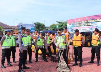 Respons Cepat Bencana, Jepara Bentuk Pasukan Siaga Bhayangkara 29 Kapolres Jepara AKBP Erick Budi Santoso meninjau persiapan Pasukan Siaga Bhayangkara di halaman Mapolres, pada Selasa, 2 Desember 2025. (Tomi Budianto/Lingkarjateng.id)