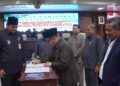 DPRD Jepara Setujui Penyesuaian Tarif Pajak dan Retribusi Daerah, Ini Rinciannya 26 Ketua DPRD Agus Sutisna menandatangani persetujuan perubahan Perda Nomor 1 Tahun 2024 tentang Pajak dan Retribusi Daerah di Ruang Paripurna, Kamis, 4 Desember 2025. (Tomi Budianto/Kabarhariini.id)