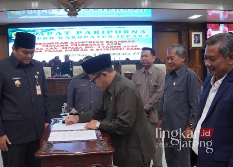 DPRD Jepara Setujui Penyesuaian Tarif Pajak dan Retribusi Daerah, Ini Rinciannya 25 Ketua DPRD Agus Sutisna menandatangani persetujuan perubahan Perda Nomor 1 Tahun 2024 tentang Pajak dan Retribusi Daerah di Ruang Paripurna, Kamis, 4 Desember 2025. (Tomi Budianto/Kabarhariini.id)