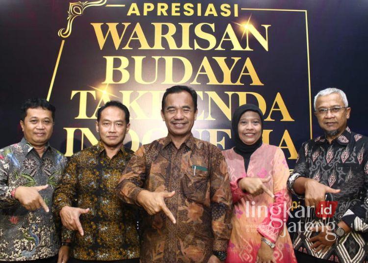 6 Warisan Budaya Jepara Ditetapkan sebagai WBTb Indonesia 2025 25 Kepala Dinas Pariwisata dan Kebudayaan (Disparbud) Kabupaten Jepara, Ali Hidayat, didampingi Sekretaris Dinas Agus Priyadi, Kabid Kebudayaan Mohamad Adjib Ghufron, Sub Koordinator Sejarah dan Kepurbakalaan Lia Supardianik, serta Sub Koordinator Kesenian Rizki Joko Premono, saat hadir langsung dalam penyerahan penghargaan Malam Apresiasi WBTB 2025. (Dok. for Lingkarjateng.id)