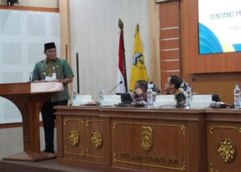 Wakil Bupati Jepara M. Ibnu Hajar (Gus Hajar) menyampaikan sambutan alam Diskusi Panel Sosialisasi Perda yang digelar di Gedung Shima, Jepara, pada Selasa, 30 Desember 2025. (Tomi Budianto/Lingkarjateng.id)