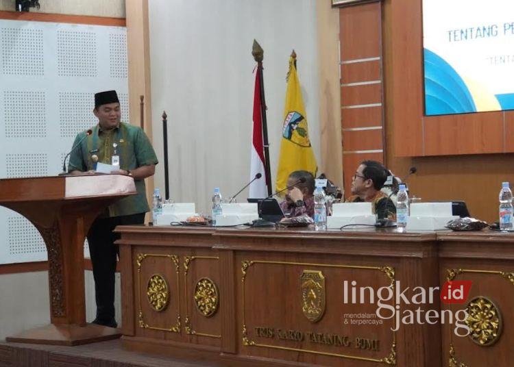 Perda Pajak dan Retribusi, Wabup Jepara: Tidak Untuk Menambah Beban Masyarakat 25 Wakil Bupati Jepara M. Ibnu Hajar (Gus Hajar) menyampaikan sambutan alam Diskusi Panel Sosialisasi Perda yang digelar di Gedung Shima, Jepara, pada Selasa, 30 Desember 2025. (Tomi Budianto/Lingkarjateng.id)