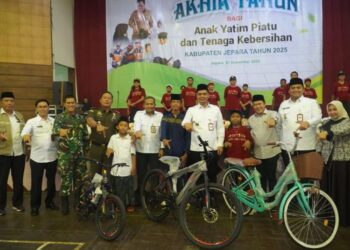 Penyerahan santunan kepada anak yatim dan petugas kebersihan yang berlangsung di Gedung Wanita Jepara, Rabu, 31 Desember 2025. (Tomi Budianto/Lingkarjateng.id)