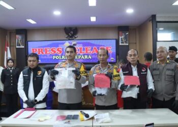 Sindikat SKCK Palsu Terbongkar di Jepara, 3 Orang Jadi Tersangka dan 1 DPO 25 Polres Jepara menunjukkan barang bukti kasus sindikat SKCK palsu saat konferensi pers pada Rabu, 31 Desember 2025. (Tomi Budianto/Lingkarjateng.id)