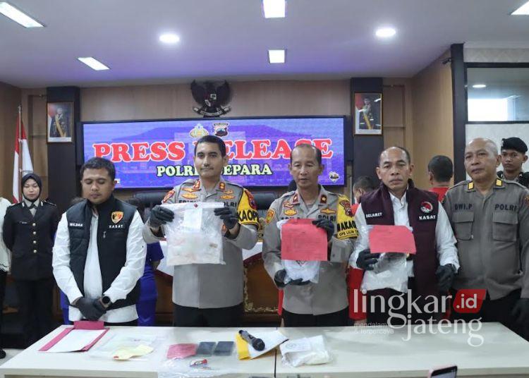 Sindikat SKCK Palsu Terbongkar di Jepara, 3 Orang Jadi Tersangka dan 1 DPO 25 Polres Jepara menunjukkan barang bukti kasus sindikat SKCK palsu saat konferensi pers pada Rabu, 31 Desember 2025. (Tomi Budianto/Lingkarjateng.id)