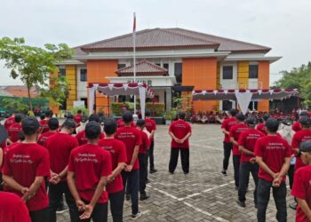 Bupati Kendal Dyah Kartika Permanasari memimpin apel peringatan Hari Bakti Pekerjaan Umum ke 80, Rabu, 3 Desember 2025. (Unggul Priambodo/Lingkarjateng.id)