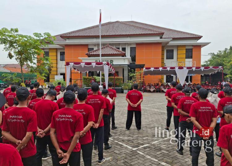 Kendal Targetkan Jalan Tidak Mantap Turun di Bawah 10 Persen pada 2026 25 Bupati Kendal Dyah Kartika Permanasari memimpin apel peringatan Hari Bakti Pekerjaan Umum ke 80, Rabu, 3 Desember 2025. (Unggul Priambodo/Lingkarjateng.id)