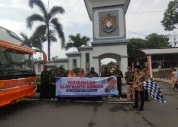 Pj Sekda Kendal, Agus Dwi Lestari melepas rombongan penerima bantuan alat bantu dengar ke Jogjakarta, Kamis, 4 Desember 2025. (Dok. Pribadi/Lingkarjateng.id)