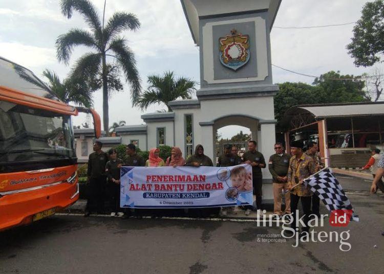 Penyandang Tuna Rungu di Kendal Bersyukur Terima Bantuan Alat Dengar 25 Pj Sekda Kendal, Agus Dwi Lestari melepas rombongan penerima bantuan alat bantu dengar ke Jogjakarta, Kamis, 4 Desember 2025. (Dok. Pribadi/Lingkarjateng.id)
