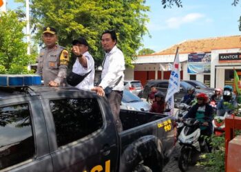 Buruh konvoi dari Kantor Pos menuju hotel Sae Inn untuk mengawal keputusan rapat penetapan UMK Kendal 2026 yang mendapat pengawalan langsung oleh Kapolresta Kendal AKBP Hendry Susanto Sianipar, Senin, 22 Desember 2025. (Anik Kustiani/Lingkarjateng.id)