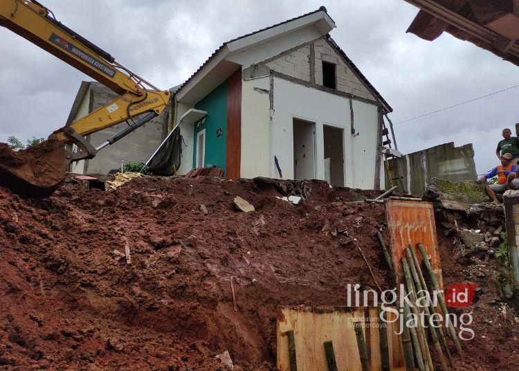 Disperkim Kendal Bakal Perketat Perizinan Usai Bencana Longsor di Perumahan 25 Bencana tanah longsor yang terjadi di Perumahan Yudistira Regency 4, Desa Trisobo, Kecamatan Boja, Kabupaten Kendal minggu lalu. (Dok. Pribadi/Lingkarjateng.id)