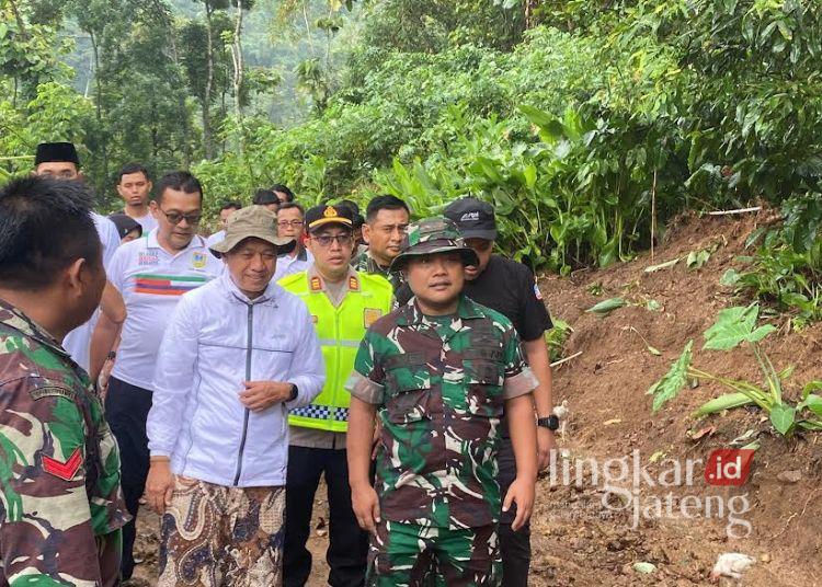 Jalur Rahtawu–Soco Mulai Dibangun, Bupati Kudus: Jadi Akses Evakuasi Longsor 25 Bupati Kudus, Sam’ani Intakoris, saat meninjau langsung pembangunan jalur baru Rahtawu-Soco, di Desa Rahtawu, Gebog, Kudus pada Jumat =sore, 5 Desember 2025. (Fahtur Rohman/Lingkarjateng.id)