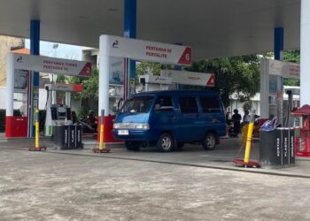 Sebuah mobil tengah mengisi BBM di POM Kecamatan Kota Kudus, Senin, 15 Desember 2025. (Fahtur Rohman/Lingkarjateng.id)