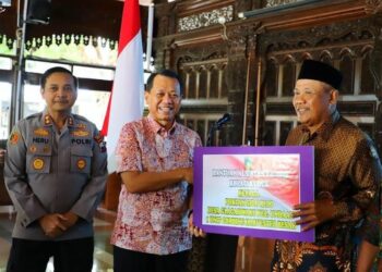 Dorong Produktivitas Pertanian, Kudus Serahkan Bantuan Alsintan ke Kelombok Tani 26 Bupati Kudus Sam’ani Intakoris secara simbolis menyerahkan bantuan alat dan mesin pertanian (alsintan) kepada petani yang berlangsung di Pendopo Kabupaten Kudus, Selasa, 16 Desember 2025. (Nisa Hafizhotus S/Lingkarjateng.id)