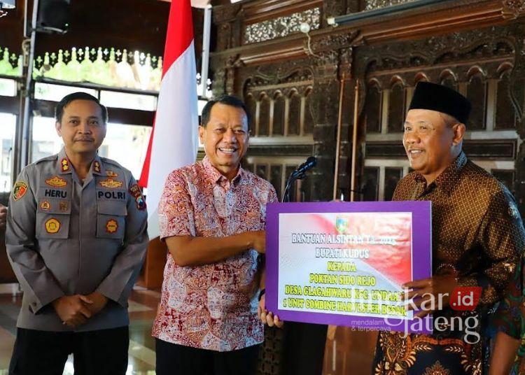 Dorong Produktivitas Pertanian, Kudus Serahkan Bantuan Alsintan ke Kelombok Tani 25 Bupati Kudus Sam’ani Intakoris secara simbolis menyerahkan bantuan alat dan mesin pertanian (alsintan) kepada petani yang berlangsung di Pendopo Kabupaten Kudus, Selasa, 16 Desember 2025. (Nisa Hafizhotus S/Lingkarjateng.id)
