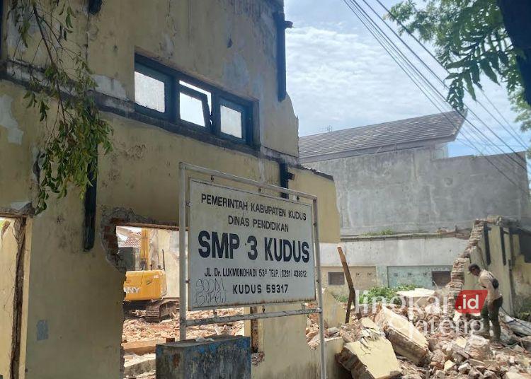 Mangkrak 10 Tahun, Bangunan Eks SMP 3 Kudus Dibongkar untuk Resto Cepat Saji 25 Sejumlah pekerja melakukan pembongkaran bangunan SMP 3 Kudus, Selasa, 16 Desember 2025. (Nisa Hafizhotus S/Lingkarjateng.id)