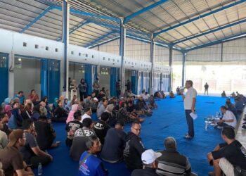 Sosialiasi Dinas Perdagangan Kabupaten Kudus dengan para pedagang sayur Pasar Bitingan. Kegiatan berlangsung di Pasar Saerah pada Rabu, 17 Desember 2025. (Fahtur Rohman/Lingkarjateng.id)