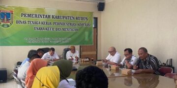 Tarik Ulur Kenaikan UMK Kudus 2026, Apindo Beda Pendapat dengan Serikat Buruh 1 Dewan Pengupahan yang digelar di ruang rapat Dinas Tenaga Kerja, Perindustrian, Koperasi, dan UKM (Disnakerperinkop UKM) Kabupaten Kudus, Kamis, 18 Desember 2025. (M Fahtur Rohman/Lingkarjateng.id)