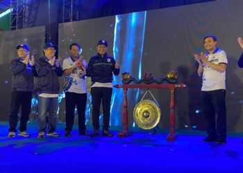 Bupati Kudus, Sam’ani Intakoris saat membuka  Forga ke-8 Perpamsi Jateng di GOR Bung Karno Kudus pada Jumat sore, 19 Desember 2025. (Fahtur Rohman/Lingkarjateng.id)