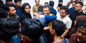 Gubernur Luthfi Temui Mahasiswa Korban Bencana Sumatra, Beri Motivasi dan Bantuan 24 Gubernur Jawa Tengah Ahmad Luthfi merangkul mahasiswa korban bencana Sumatra di Semarang dan memberikan motivasi serta bantuan, Senin, 8 Desember 2025. (Humas Pemprov Jateng/Lingkarjateng.id)