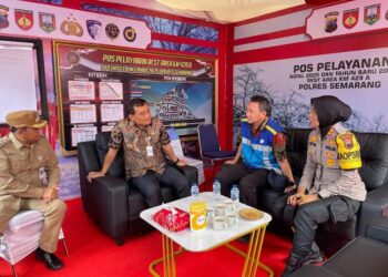 Cek Kesiapan Rest Area Tol Jelang Nataru, Ahmad Luthfi: Jateng Titik Lelah Pemudik 32 Gubernur Jateng Ahmad Luthfi saat meninjau kesiapan Rest Area KM 429 A di ruas Tol Semarang-Solo yang ada di wilayah Ungaran, Kabupaten Semarang, Selasa, 23 Desember 2025. (Hesty Imaniar/Lingkarjateng.id)