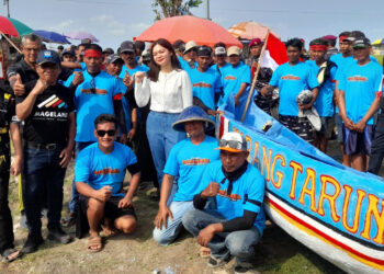 Ketua Karang Taruna dan KNPI Kabupaten Kendal, Nattaya Kenenza saat menyerahkan bantuan perahu kepada Lurah Langenharjo, Jupriyono Sabtu (13/12) - ANIK KUSTIANI/LINGKAR