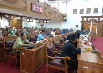 Catat 3.217 Kasus, Komunitas Penanganan HIV-AIDS Tuntut Perhatian Pemkab-DPRD Pati 25 Komunitas Rumah Matahari yang bergerak di sektor penanganan HIV-AIDS menuntut dukungan DPRD dan Pemkab Pati untuk ODHA yang disampaikan saat audiensi pada Senin, 1 Desember 2025. (Lingkarnews Network)