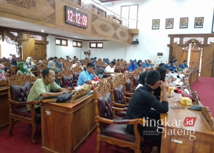 Catat 3.217 Kasus, Komunitas Penanganan HIV-AIDS Tuntut Perhatian Pemkab-DPRD Pati 25 Komunitas Rumah Matahari yang bergerak di sektor penanganan HIV-AIDS menuntut dukungan DPRD dan Pemkab Pati untuk ODHA yang disampaikan saat audiensi pada Senin, 1 Desember 2025. (Lingkarnews Network)