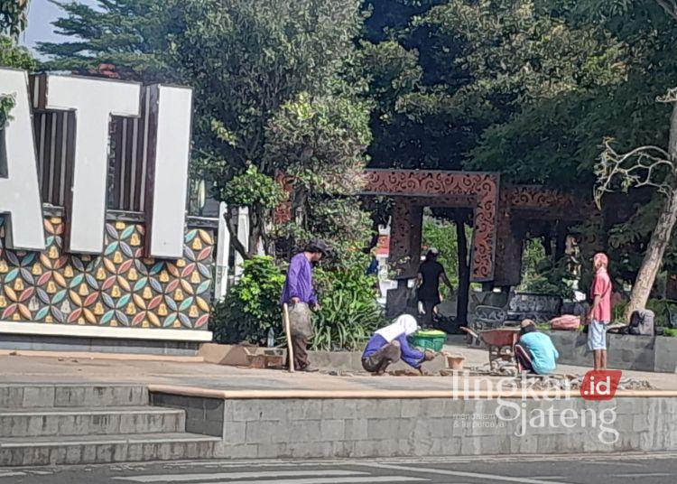 Telan Biaya Rp200 Juta Lebih, Pemeliharaan Alun-alun Pati Segera Rampung 25 Tampak pekerja di kawasan Alun-Alun Pati, Kamis, 2 Desember 2025. Pemkab Pati melakukan pemeliharaan rutin untuk menjaga kualitas ruang terbuka publik. (Lingkarnews Network)
