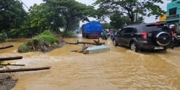Banjir Rendam Jalur Pantura Pati-Rembang Sejak Semalam, Lalu Lintas Tersendat 1 Kondisi lalu lintas di jalur Pantura Pati-Rembang tersendat akibat banjir, Kamis, 11 Desember 2025. (Lingkarnews Network)