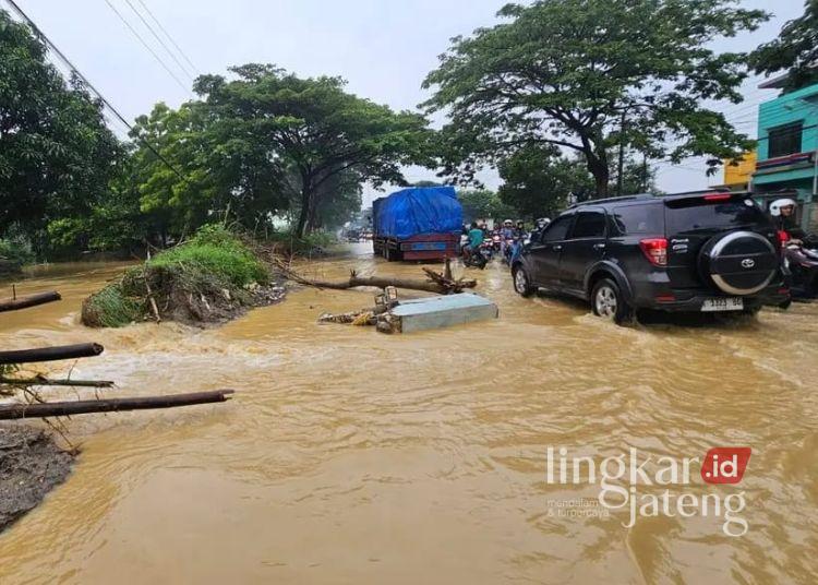 Banjir Rendam Jalur Pantura Pati-Rembang Sejak Semalam, Lalu Lintas Tersendat 25 Kondisi lalu lintas di jalur Pantura Pati-Rembang tersendat akibat banjir, Kamis, 11 Desember 2025. (Lingkarnews Network)