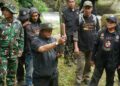 Petungkriyono Pekalongan Dihijaukan, Upaya Perkuat Mitigasi Bencana Wilayah Hulu 29 Peserta dari berbagai unsur masyarakat dan aparat gabungan melakukan penanaman bibit dalam kegiatan penghijauan LKPP di Petungkriyono, Sabtu, 6 Desember 2025. (Fahri Akbar/Lingkarjateng.id)