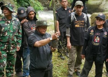 Peserta dari berbagai unsur masyarakat dan aparat gabungan melakukan penanaman bibit dalam kegiatan penghijauan LKPP di Petungkriyono, Sabtu, 6 Desember 2025. (Fahri Akbar/Lingkarjateng.id)