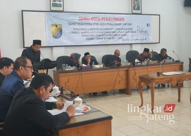DPRD Kota Pekalongan Tetapkan 4 Raperda, Salah Satunya Pencabutan 3 Aturan Lama 25 Suasana rapat paripurna pengambilan keputusan terhadap raperda Kota Pekalongan pada Masa Sidang I Tahun Sidang 2025, Senin, 15 Desember 2025. (Fahri Akbari/Lingkarjateng.id)