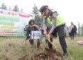 Degradasi Hutan Lindung Simego Pekalongan Capai 70 Hektare, Imbas Alih Fungsi Ilegal 28 Kapolres Pekalongan AKBP Rachmad C. Yusuf bersama Forkopimda dan warga menanam pohon di lahan kritis hutan lindung Desa Simego, Petungkriyono, sebagai upaya rehabilitasi lingkungan dan pencegahan bencana, Kamis, 19 Desember 2025. (Fahri Akbar/Lingkarjateng.id)