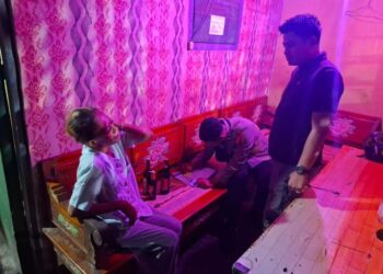 Petugas Polsek Sragi saat merazia botol minuman keras dalam razia cipta kondisi menjelang Natal 2025 dan Tahun Baru 2026, Rabu dini hari, 24 Desember 2025. (Fahri Akbar/Lingkarjateng.id)