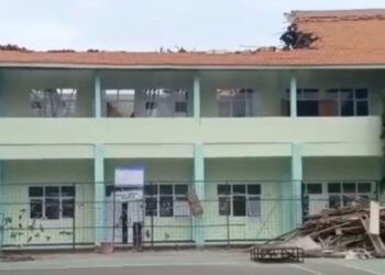 Kondisi atap gedung baru SMAN 1 Wiradesa Pekalongan yang roboh, Selasa, 30 Desember 2025. (Dok. Pribadi/Lingkarjateng.id)