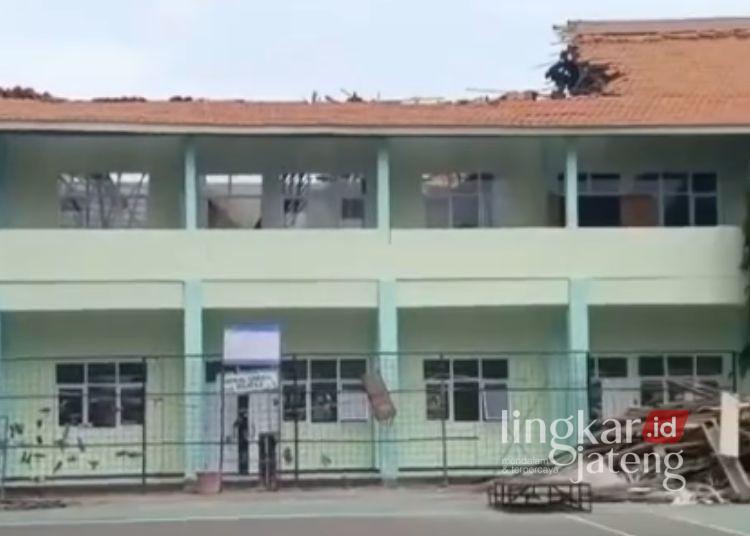 Atap Gedung Baru SMAN 1 Wiradesa Pekalongan Roboh, 2 Pekerja Terluka 25 Kondisi atap gedung baru SMAN 1 Wiradesa Pekalongan yang roboh, Selasa, 30 Desember 2025. (Dok. Pribadi/Lingkarjateng.id)