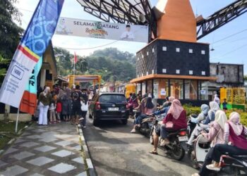 Pengunjung memadati pintu masuk Objek Wisata Linggo Asri, Kabupaten Pekalongan, saat mengantre membeli tiket masuk pada pelaksanaan event tahun Baru 2025 Lalu. (Fahri Akbar/Lingkarjateng.id)