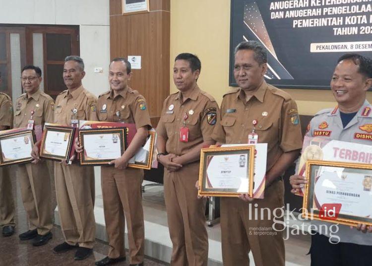 Pemkot Pekalongan Umumkan Pemenang Anugerah KIP 2025, DLH Raih Nilai Tertinggi 25 Staf Ahli Bidang Pembangunan Ekonomi dan Keuangan Kota Pekalongan, Sri Budi Santoso foto bersama penerima penghargaan Anugerah KIP dan Pengelolaan Pengaduan Publik 2025 di Ruang Buketan Setda Kota Pekalongan, Senin, 8 Desember 2025. (Fahri Akbar/Lingkarjateng.id)