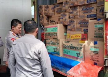 Kapolda Jawa Tengah Irjen Pol Ribut Hari Wibowo saat mengecek bantuan sebelum diberangkatkan ke warga yang terdampak bencana di Sumatera, Selasa, 2 Desember 2025. (Rizky Syahrul/Lingkarjateng.id)