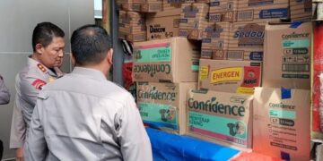 Kapolda Jawa Tengah Irjen Pol Ribut Hari Wibowo saat mengecek bantuan sebelum diberangkatkan ke warga yang terdampak bencana di Sumatera, Selasa, 2 Desember 2025. (Rizky Syahrul/Lingkarjateng.id)