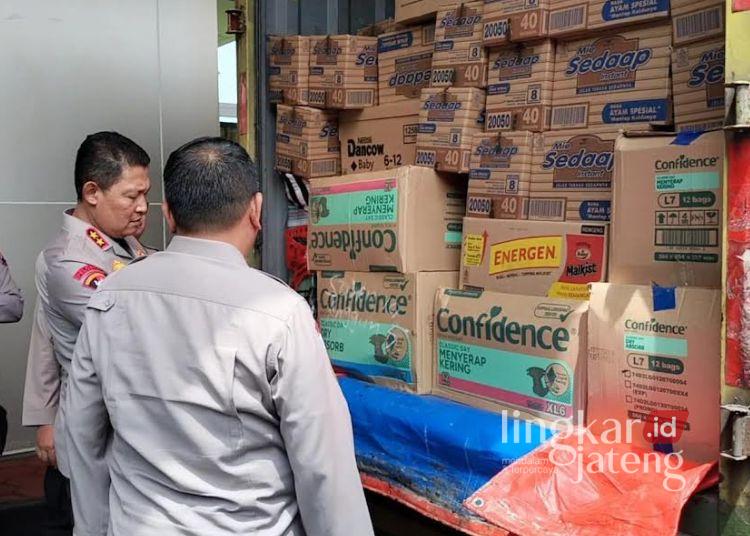 Polisi di Jateng Galang Dana dan Kirim Bantuan untuk Korban Bencana Sumatra 25 Kapolda Jawa Tengah Irjen Pol Ribut Hari Wibowo saat mengecek bantuan sebelum diberangkatkan ke warga yang terdampak bencana di Sumatera, Selasa, 2 Desember 2025. (Rizky Syahrul/Lingkarjateng.id)