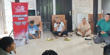 Wakil Ketua DPRD Kabupaten Jepara, Junarso, saat diskusi bersama komunitas petani dan pegiat agribisnis di Omah Tani, Desa Watuaji, Kecamatan Keling, Kabupaten Jepara, Sabtu, 6 Desember 2025. (Tomi Budianto/Lingkarjateng.id)