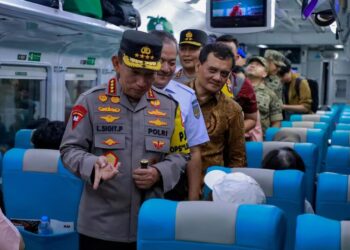 Gubernur Jawa Tengah Ahmad Luthfi saat mendampingi kunjungan kerja Kapolri Jenderal Listyo Sigit Prabowo di Pos Pelayanan Nataru Stasiun Tawang, Kota Semarang, Minggu, 21 Desember 2025. (Humas Pemprov Jateng/Lingkarjateng.id)